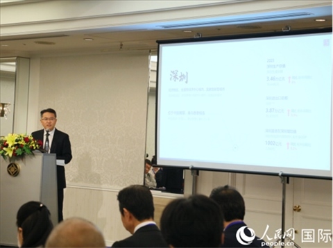 深圳市人民政府國有資產(chǎn)監(jiān)督管理委員會(huì)黨委副書記、副主任徐國東進(jìn)行深圳市推介。人民網(wǎng) 許可攝