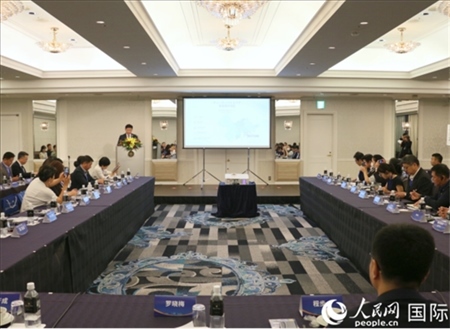 深圳市光明區(qū)委常委、副區(qū)長王芳成介紹光明科學(xué)城。人民網(wǎng) 許可攝