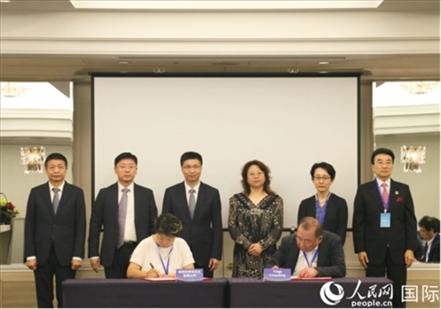 雙方企業(yè)簽訂交流與合作協(xié)議。人民網(wǎng) 許可攝
