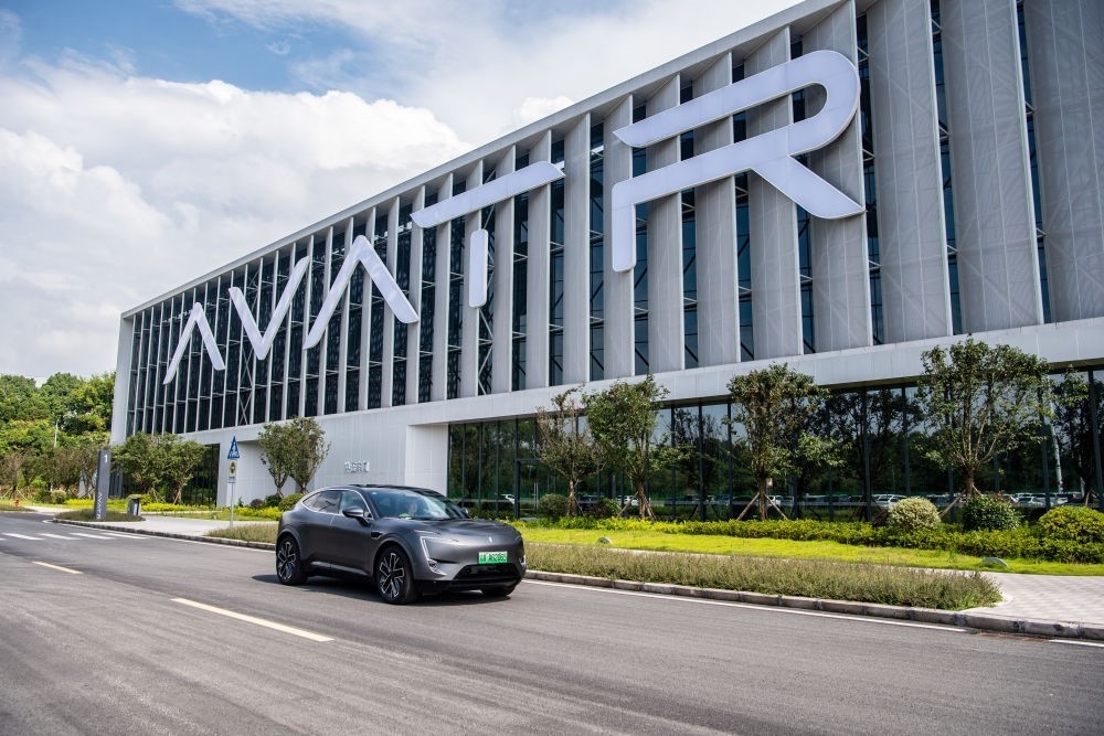 一輛新能源汽車在重慶市江北區(qū)行駛（2023年7月20日攝）。新華社記者 唐奕 攝