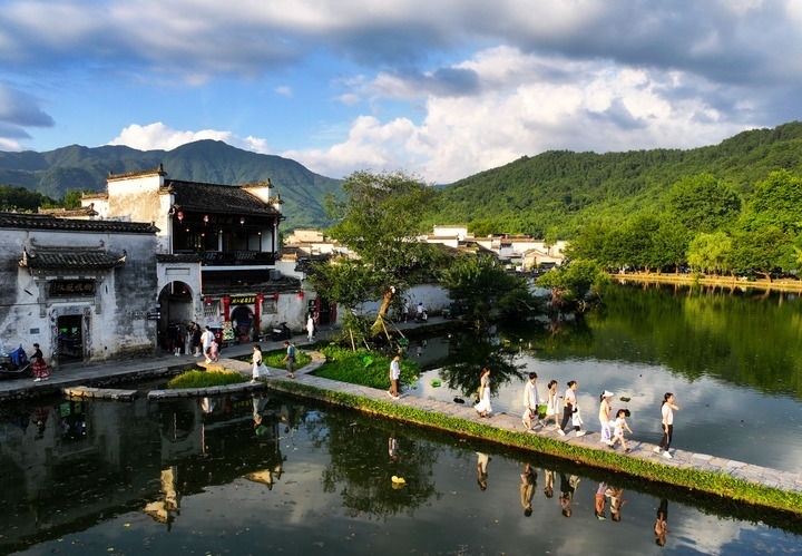 游客在安徽省黃山市黟縣宏村游玩（2024年7月7日攝）。新華社記者 杜宇 攝