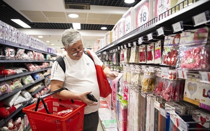 2024年4月29日，在匈牙利布達(dá)佩斯，一名男子在中歐商貿(mào)物流合作園區(qū)的中國(guó)商品交易展示中心內(nèi)購(gòu)物。中歐商貿(mào)物流合作園區(qū)是中國(guó)在歐洲地區(qū)建設(shè)的首個(gè)商貿(mào)物流型境外經(jīng)貿(mào)合作區(qū)，也是集商貿(mào)展示與交易、物流運(yùn)輸與倉(cāng)儲(chǔ)、產(chǎn)業(yè)投資與合作功能于一體的中歐企業(yè)雙向互動(dòng)平臺(tái)。新華社記者 張帆 攝