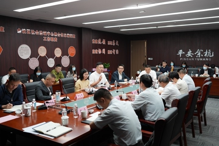 由浙江省信訪局和相關(guān)部門負(fù)責(zé)人組成的下訪團(tuán)在杭州市余杭區(qū)社會(huì)治理中心接待來訪群眾。新華社記者 翁忻旸 攝