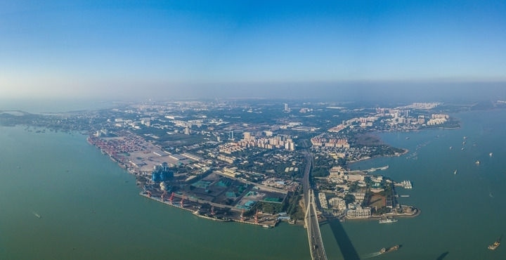 海南自貿(mào)港重點(diǎn)園區(qū)——洋浦經(jīng)濟(jì)開(kāi)發(fā)區(qū)（2023年12月31日攝，無(wú)人機(jī)全景照片）。新華社記者 蒲曉旭 攝