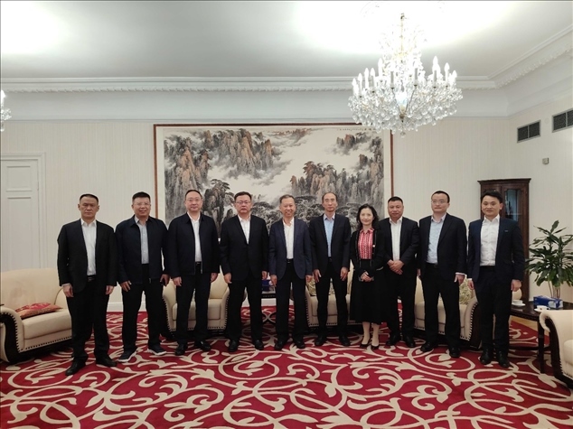 中國駐瑞典大使崔愛民（左五）會見中國中鐵股份有限公司總裁陳文健一行并合影。中國駐瑞典大使館供圖