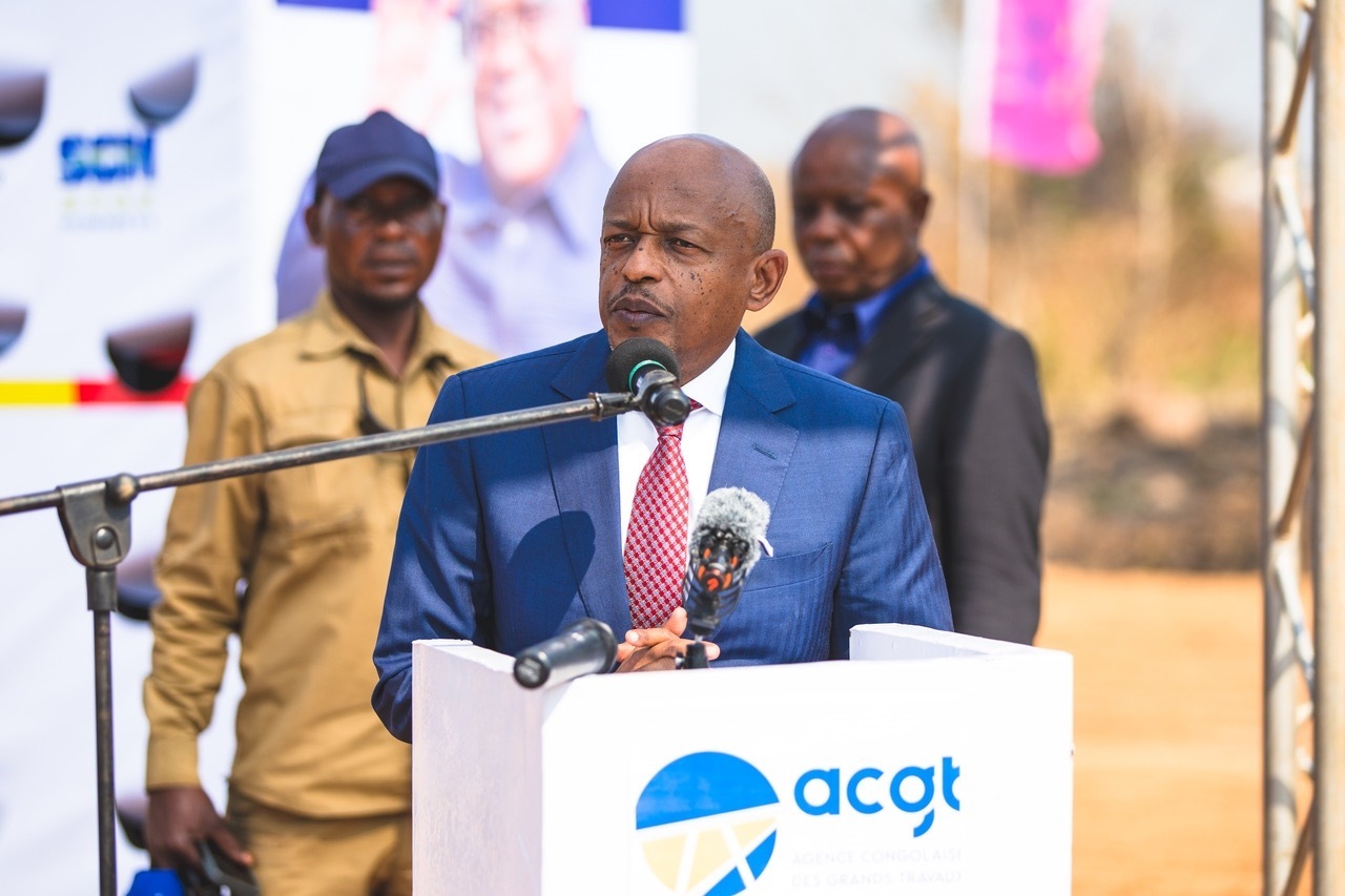 剛果（金）國務(wù)部長兼基礎(chǔ)設(shè)施和公共工程部長穆武尼在開工儀式上致辭。中鐵資源集團(tuán)供圖