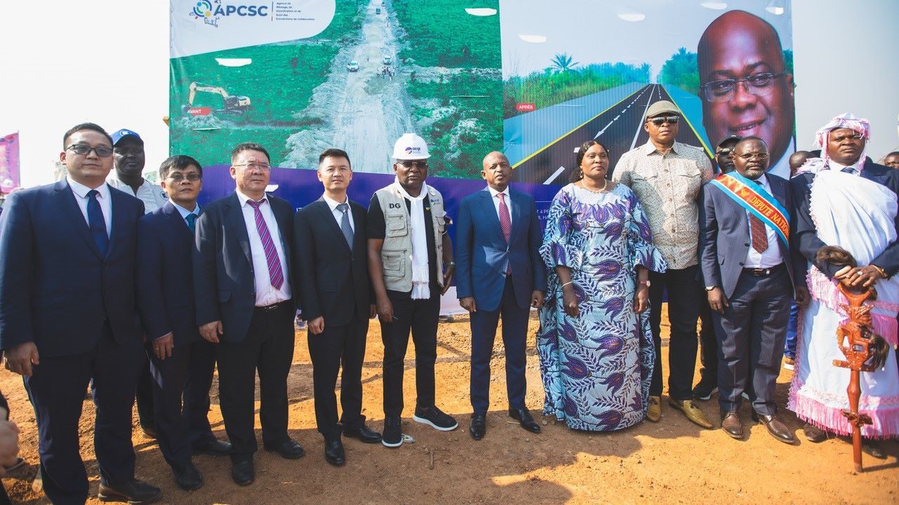 剛果（金）政府代表與中方企業(yè)代表出席開工儀式。中鐵資源集團(tuán)供圖