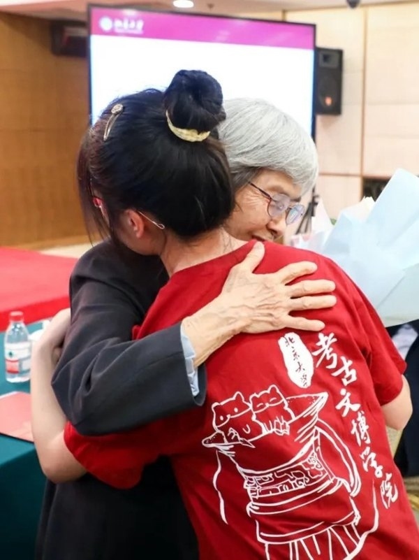 2023年，在校友向母校捐贈儀式上，鐘芳蓉與樊錦詩擁抱。校方供圖