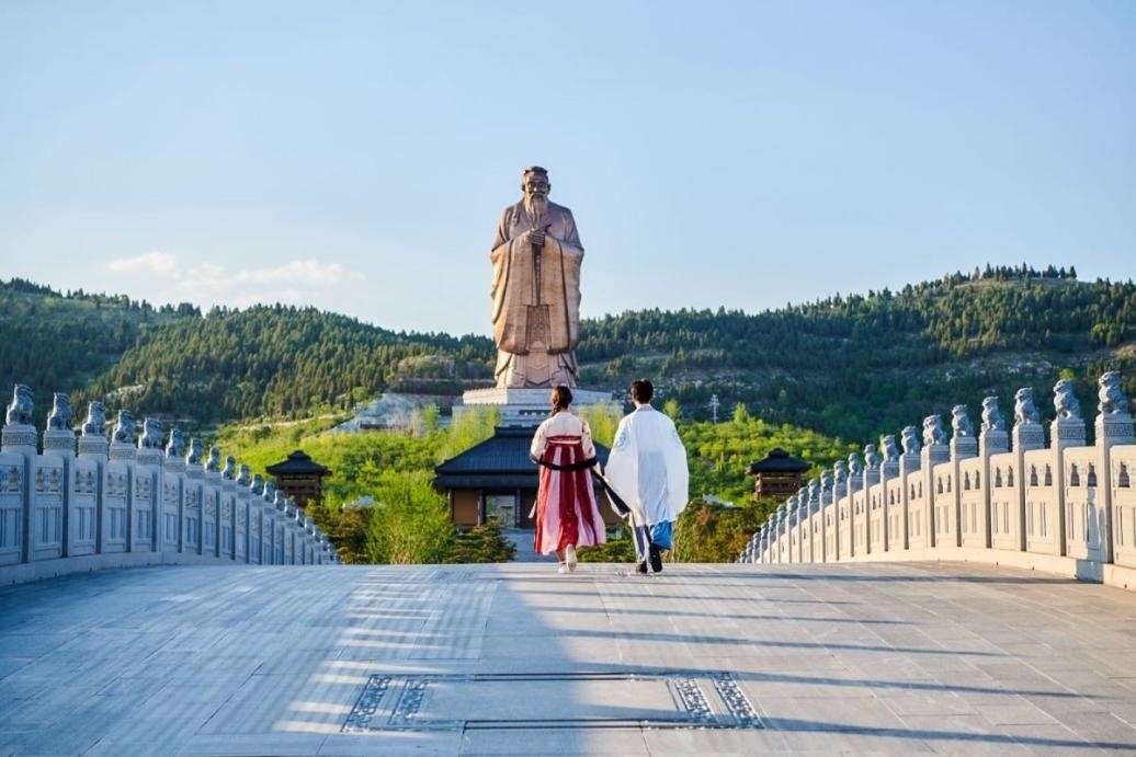 游客漫步尼山圣境領(lǐng)略古脈綿長(zhǎng)。人民網(wǎng) 喬姝攝