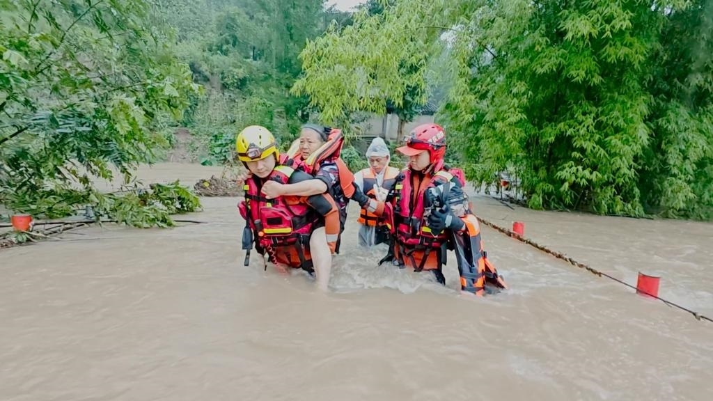 在忠縣，救援人員正在轉(zhuǎn)移受災(zāi)群眾。新華社發(fā)