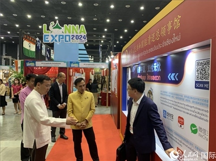 7月9日，中國(guó)駐清邁總領(lǐng)事陳海平與清邁副府尹威拉蓬等共同參觀以“暢游中國(guó)、支付無(wú)憂”為主題的中國(guó)展位。人民網(wǎng)記者章念生攝