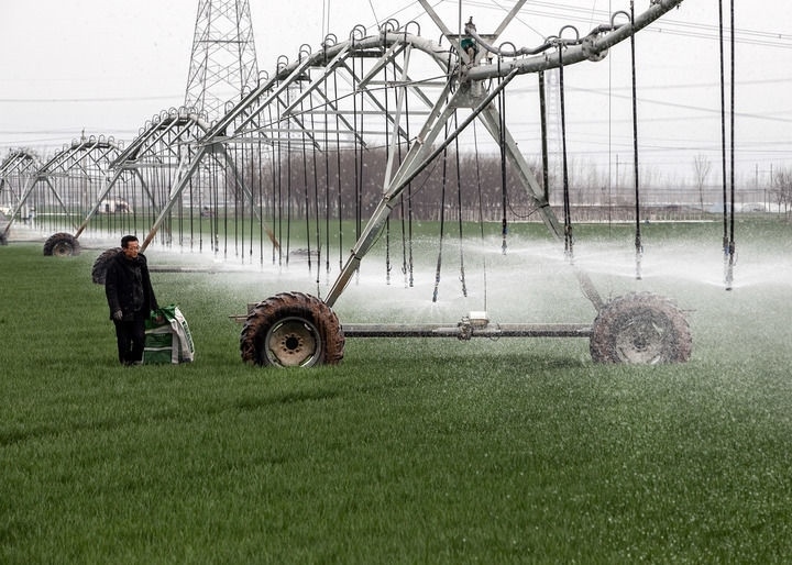 2024年3月18日，在河南省焦作市博愛縣孝敬鎮(zhèn)東原莊村瑞輝家庭農(nóng)場，村民使用全自動指針式噴灌機進行澆灌作業(yè)。新華社發(fā)（程全攝）