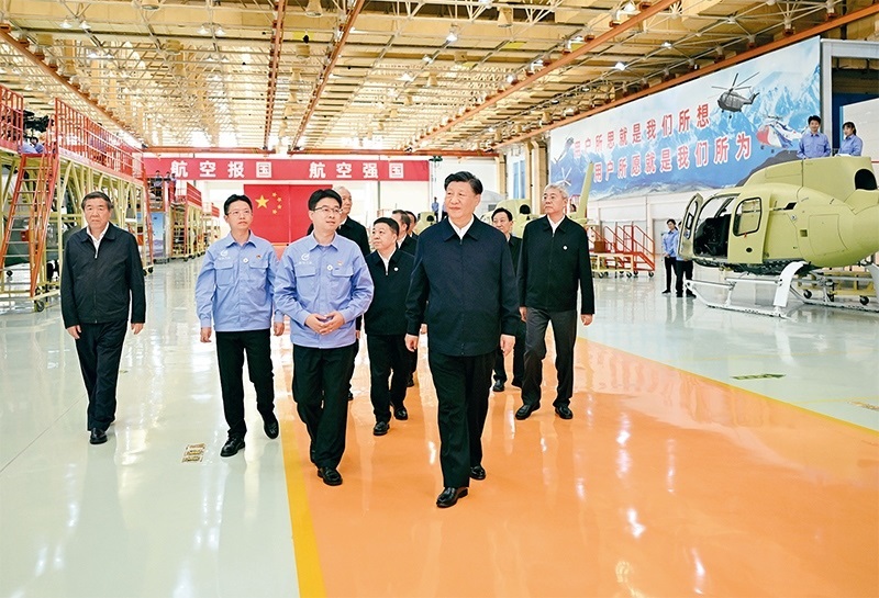 2023年10月10日至13日，中共中央總書(shū)記、國(guó)家主席、中央軍委主席習(xí)近平在江西考察。這是11日上午，習(xí)近平在景德鎮(zhèn)市昌河飛機(jī)工業(yè)（集團(tuán)）有限公司考察。 新華社記者 燕雁/攝