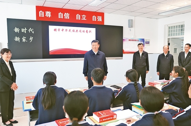 2024年6月18日至19日，中共中央總書(shū)記、國(guó)家主席、中央軍委主席習(xí)近平在青?？疾臁＿@是18日下午，習(xí)近平在果洛西寧民族中學(xué)高一（1）班觀摩“新時(shí)代、新家鄉(xiāng)”主題思政課。 新華社記者 鞠鵬/攝