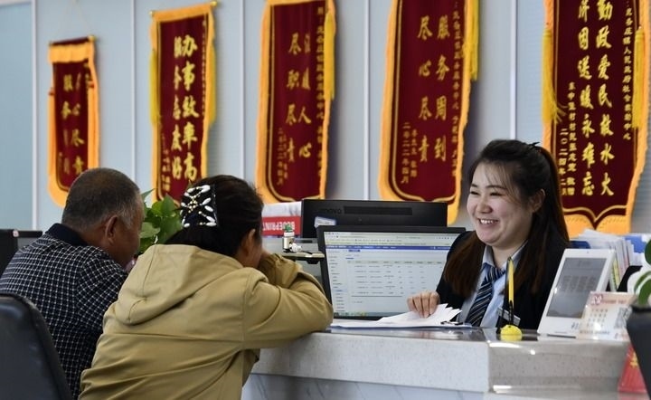 2024年3月25日，北京市大興區(qū)龐各莊鎮(zhèn)政務(wù)服務(wù)中心的工作人員耐心為群眾解答問題。大興區(qū)龐各莊鎮(zhèn)政務(wù)服務(wù)中心用“最多跑一次”的工作理念為企業(yè)和群眾提供了便利化、精準(zhǔn)化、個性化的衍生服務(wù)。新華社記者 李欣 攝