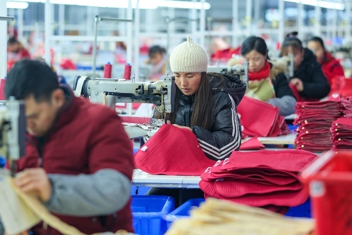 2024年1月18日，社區(qū)居民在紅安社區(qū)的鄉(xiāng)村振興就業(yè)車間工作。紅安社區(qū)是由易地搬遷安置區(qū)單獨成立的新社區(qū)，位于湖南省湘西土家族苗族自治州鳳凰縣禾庫鎮(zhèn)。新華社記者 張鋮 攝