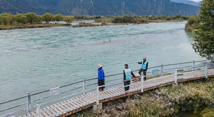西藏雅尼國家濕地公園管護員在巡護途中小憩（無人機照片，2023年9月8日攝）。新華社記者 丁增尼達 攝