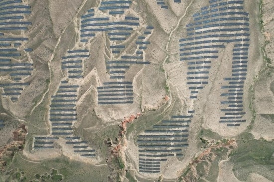 通渭縣10萬千瓦集中式光伏發(fā)電項目。新華社記者 張睿 攝