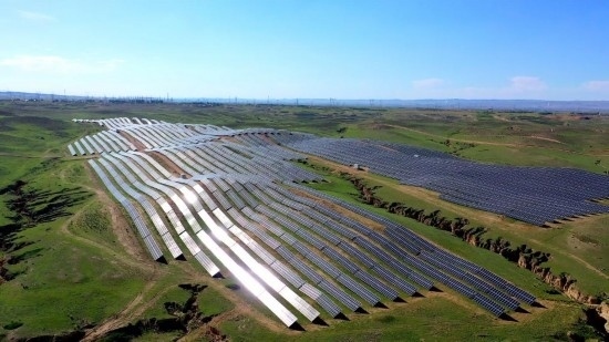 紅寺堡區(qū)發(fā)展光伏產(chǎn)業(yè)。新華社發(fā)（康國慶 攝）