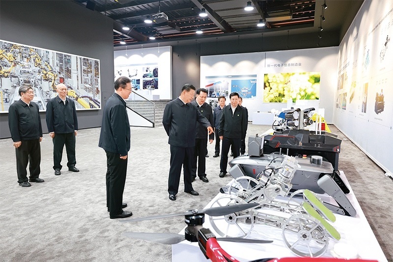 2024年4月22日至24日，中共中央總書(shū)記、國(guó)家主席、中央軍委主席習(xí)近平在重慶考察。這是22日下午，習(xí)近平參觀重慶科技創(chuàng)新和產(chǎn)業(yè)發(fā)展成果展示。 新華社記者 王曄/攝