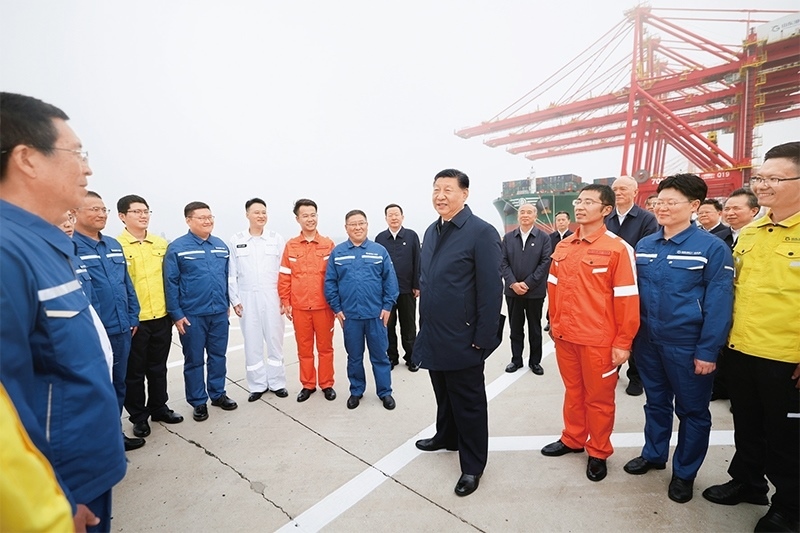 2024年5月22日至24日，中共中央總書(shū)記、國(guó)家主席、中央軍委主席習(xí)近平在山東考察。這是22日下午，習(xí)近平在日照港親切慰問(wèn)港口科技工作者、運(yùn)營(yíng)人員、航運(yùn)人員。 新華社記者 鞠鵬/攝