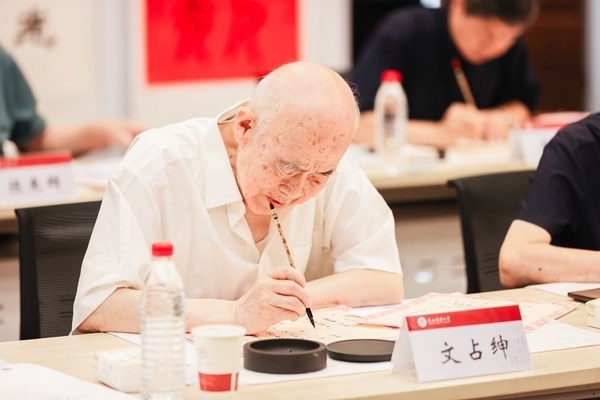 陜西師范大學毛筆手寫錄取通知書現(xiàn)場。校方供圖