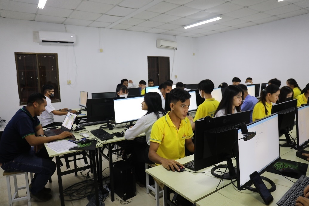 圖為西哈努克港工商學(xué)院的學(xué)生正在上課。西港特區(qū)公司供圖