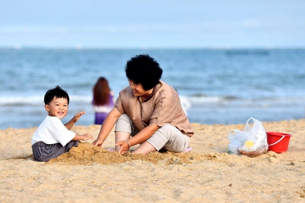 △山東日照陽(yáng)光海岸綠道沙灘一角。近年來(lái)，日照還海于民、還景于民，在保留松林、沙灘、礁石和濕地資源的基礎(chǔ)上，修復(fù)整治生態(tài)岸線，打造出一條長(zhǎng)約28公里的陽(yáng)光海岸綠道，吸引眾多市民游客度假休閑。