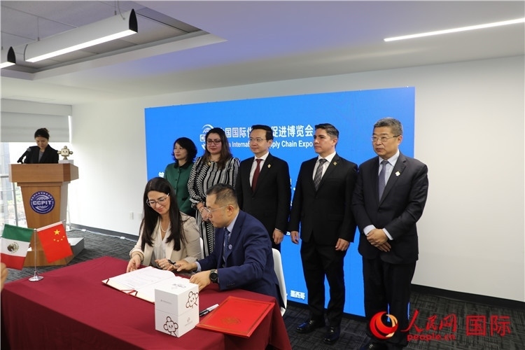 與會嘉賓簽署關(guān)于共同促進(jìn)墨西哥企業(yè)參加第二屆鏈博會合作備忘錄。人民網(wǎng) 埃內(nèi)斯托·多明戈斯攝
