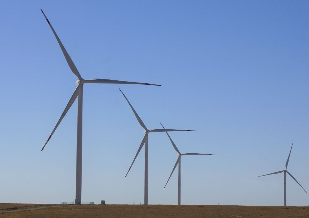 這是中哈合作的哈薩克斯坦札納塔斯100兆瓦風(fēng)電項目（2022年9月13日攝）。新華社發(fā)（德米特里·瓦西連科 攝）