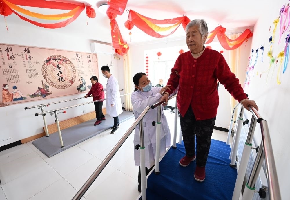 在河北省香河縣安平鎮(zhèn)運(yùn)河新村醫(yī)養(yǎng)中心，老年人在進(jìn)行康復(fù)訓(xùn)練（2024年2月29日攝）。新華社記者 王曉 攝