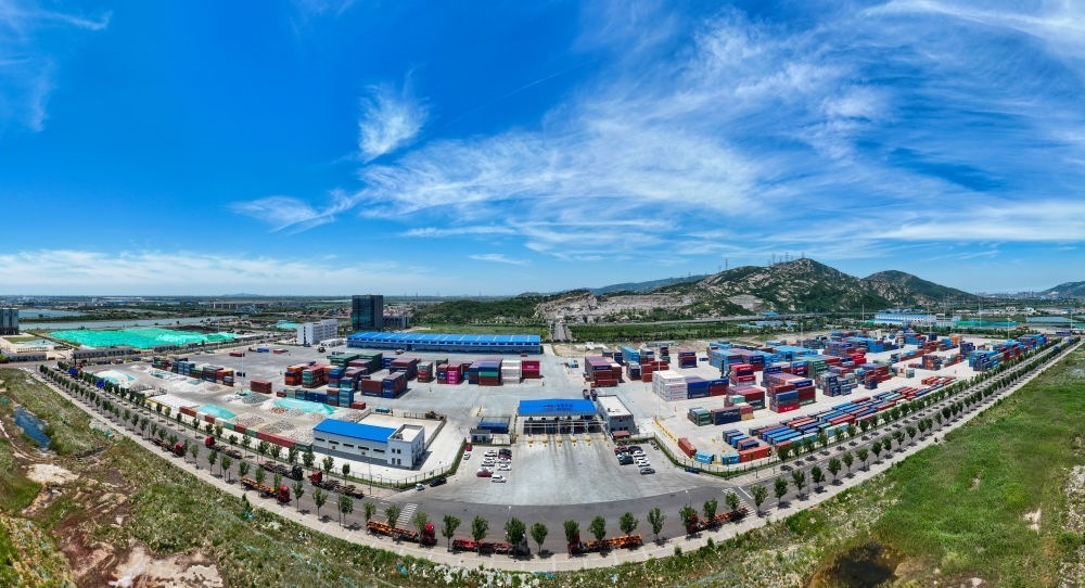 2024年6月26日拍攝的位于江蘇省連云港市連云區(qū)的上合組織（連云港）國際物流園內(nèi)的中國外運(yùn)集裝箱場站（無人機(jī)照片）。上合組織（連云港）國際物流園是連云港建設(shè)“一帶一路”交匯點(diǎn)強(qiáng)支點(diǎn)和上合組織國家出?；氐闹匾脚_載體。新華社記者 季春鵬 攝