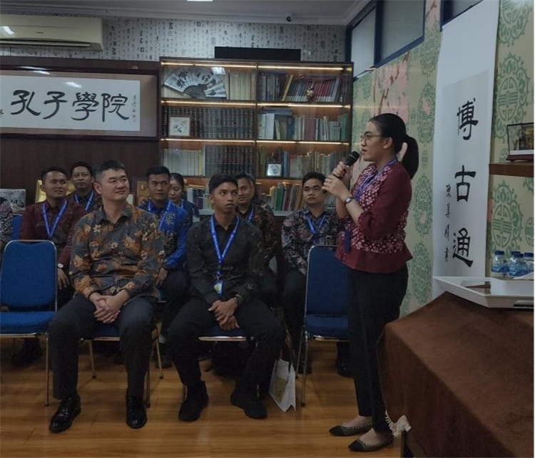 警察學(xué)員用漢語進(jìn)行自我介紹 ?；顒又鬓k方供圖