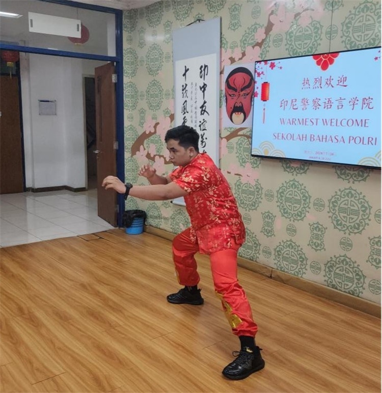 警察學(xué)員表演武術(shù)?；顒又鬓k方供圖