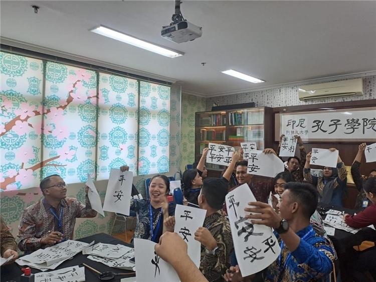 警察學(xué)員們展示書法學(xué)習(xí)成果。活動主辦方供圖