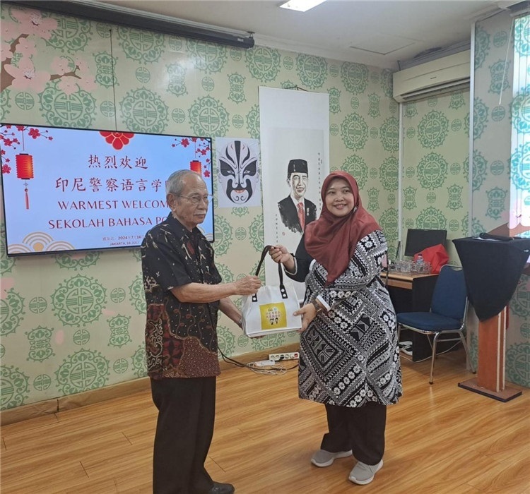 拉哈尤·蘇珊蒂與穆尼交換禮品。活動主辦方供圖