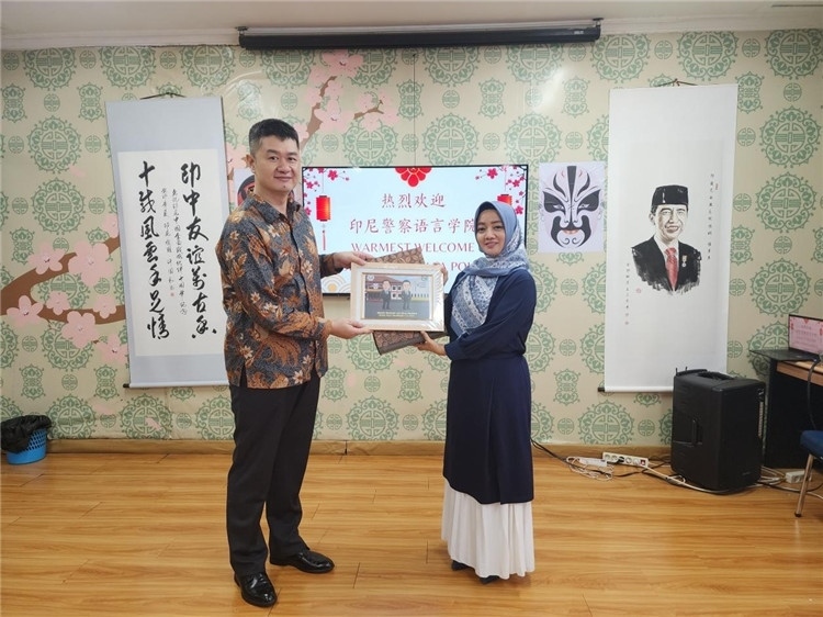 警察語言學(xué)院老師與王大昕交換禮品?；顒又鬓k方供圖