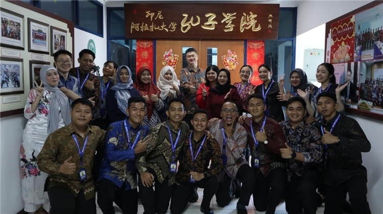 警察 學(xué)員們在孔院門口合影?；顒又鬓k方供圖