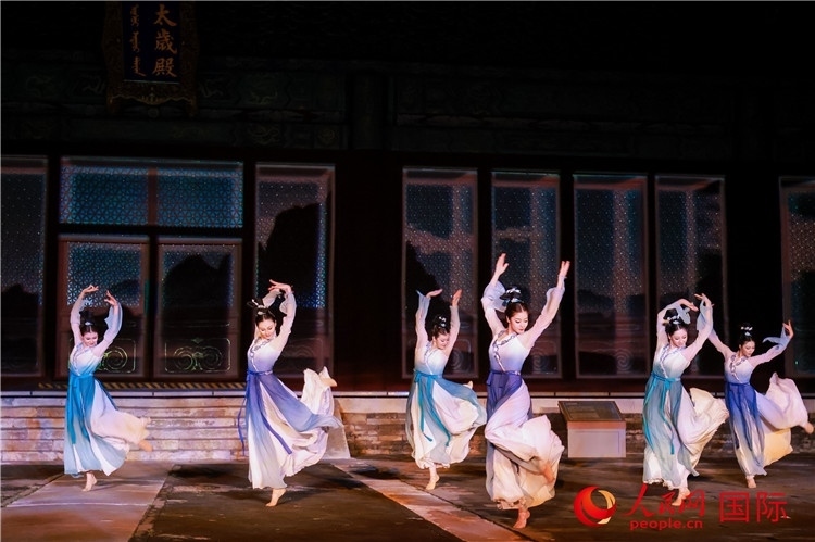 “光影北京——2024世界燈光師大會(huì)”開幕式當(dāng)晚的燈光秀表演。人民網(wǎng)記者 趙益普攝