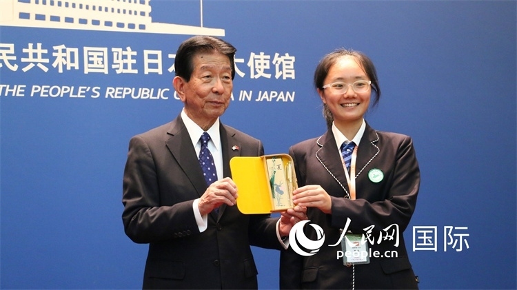 中國(guó)小大使向日本永旺1%俱樂(lè)部理事長(zhǎng)森美樹(shù)贈(zèng)送當(dāng)?shù)靥厣Y品。人民網(wǎng) 許可攝
