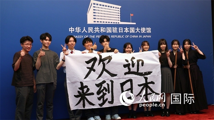 日本小大使現(xiàn)場(chǎng)書(shū)寫(xiě)“歡迎來(lái)到日本”。人民網(wǎng) 許可攝