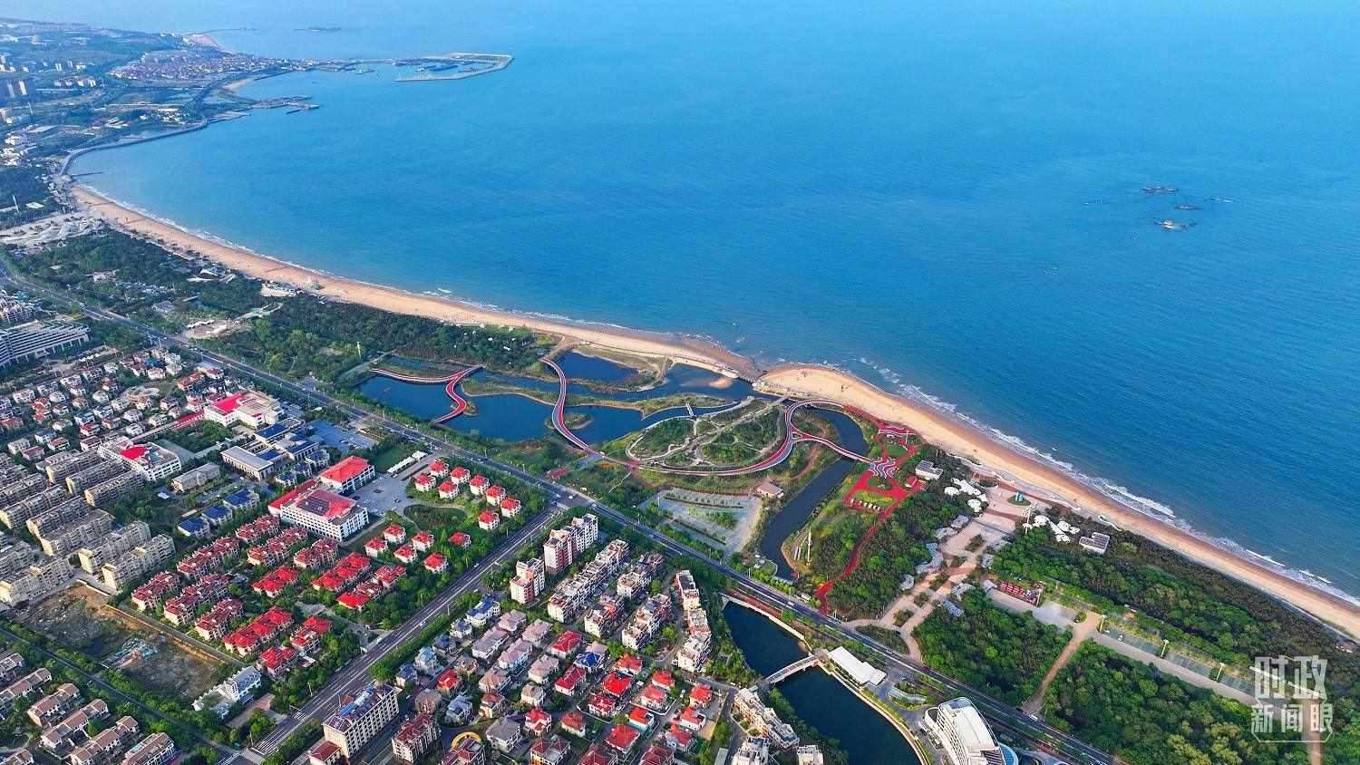 △日照市陽光海岸綠道。近年來，日照市對(duì)沿海裸露場(chǎng)地及岸線破損處進(jìn)行生態(tài)修復(fù)，建成約28公里的陽光海岸綠道，為市民和游客提供了運(yùn)動(dòng)休閑好去處。（總臺(tái)央視記者范凱拍攝）