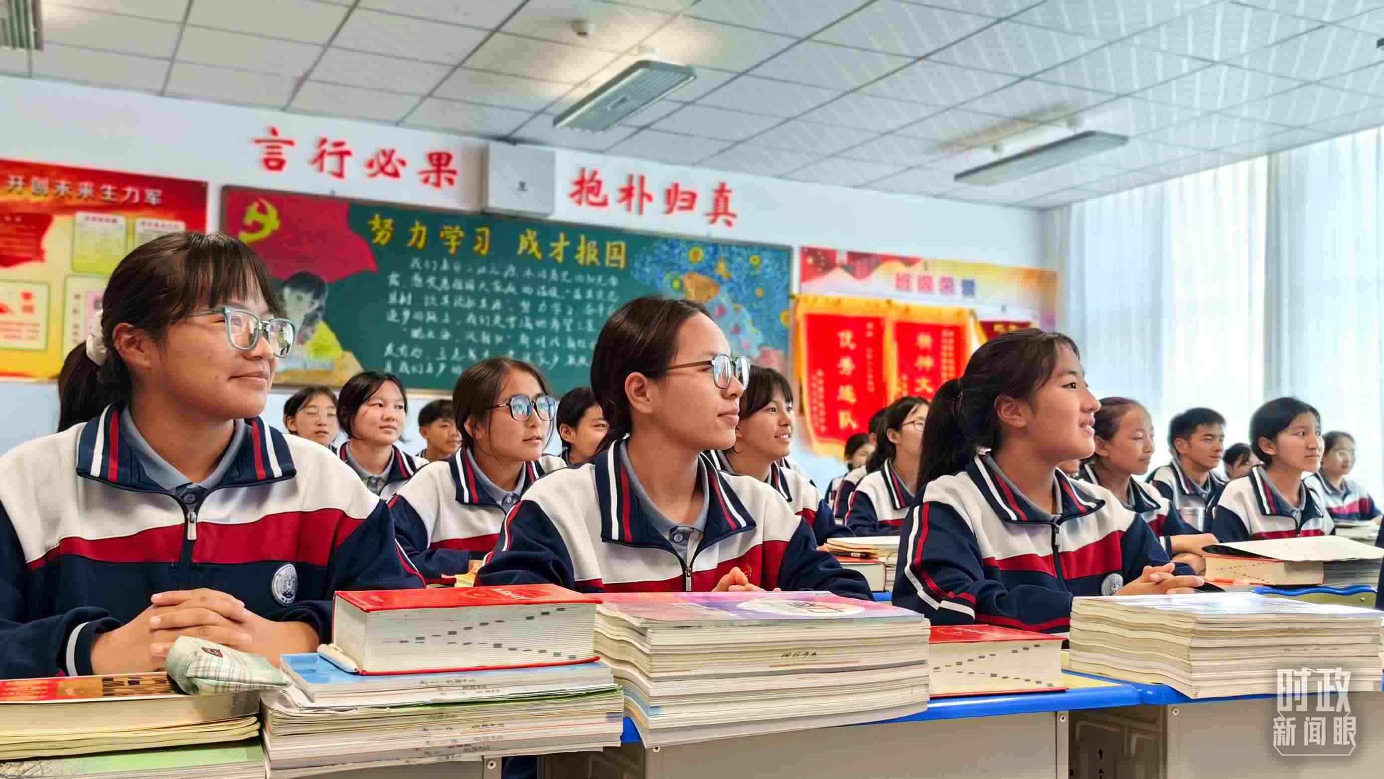 △果洛西寧民族中學(xué)高一（1）班的“新時(shí)代、新家鄉(xiāng)”主題思政課。（總臺(tái)央視記者段德文拍攝）