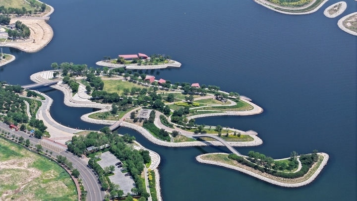 這是2024年6月28日拍攝的天津市濱海新區(qū)南灣公園一景（無人機(jī)照片）。新華社記者 李然 攝