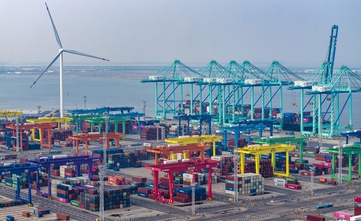 2024年7月3日，一艘集裝箱貨輪?？吭谔旖蚋邸爸腔哿闾肌贝a頭（無人機(jī)照片）。新華社記者 趙子碩 攝