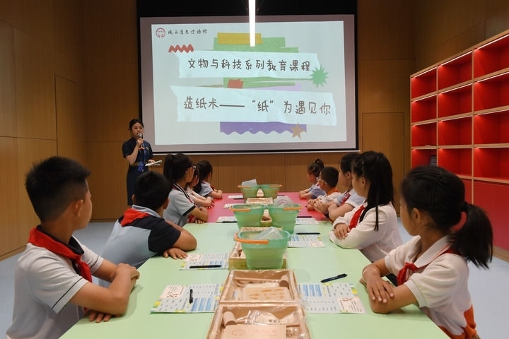 2024年5月18日，小學(xué)生在陜西歷史博物館秦漢館參加“文物與科技”系列教育課程。新華社記者 李一博 攝