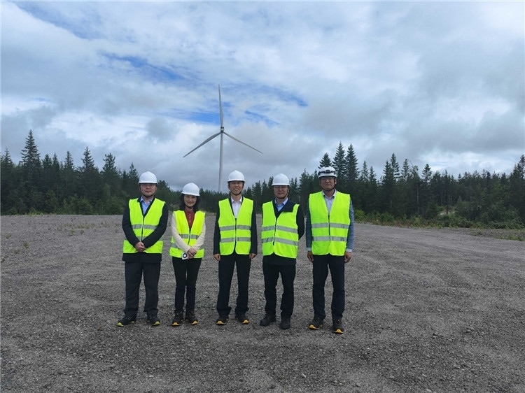 中國(guó)駐瑞典大使崔愛(ài)民（中）走訪中廣核歐能瑞典公司。中國(guó)駐瑞典大使館供圖