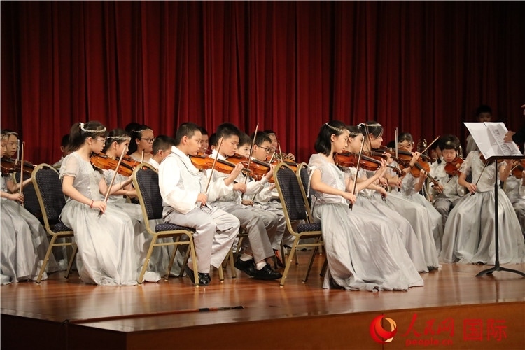 北京市學(xué)生金帆藝術(shù)團(tuán)的學(xué)生們演奏音樂。人民網(wǎng)記者 李志偉攝