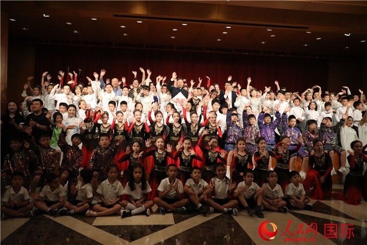 中美青少年藝術(shù)交流匯演活動結(jié)束后，嘉賓們與學(xué)生們合影。人民網(wǎng)記者 李志偉攝