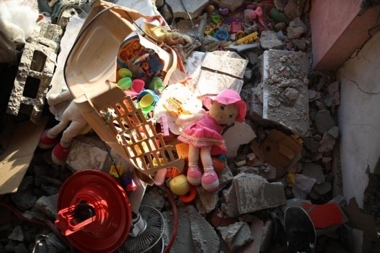 這是7月18日在加沙地帶中部努賽賴特難民營(yíng)拍攝的遭到以軍襲擊的建筑廢墟。新華社發(fā)（馬爾萬(wàn)·達(dá)烏德攝）